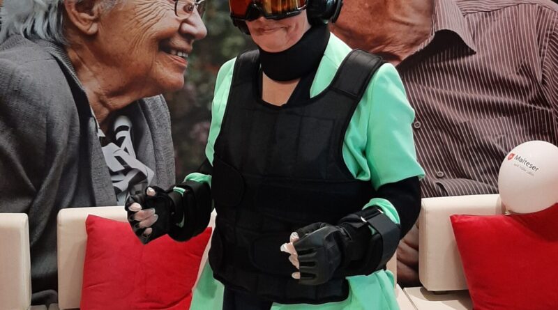 Frau im Altersimulationsanzug