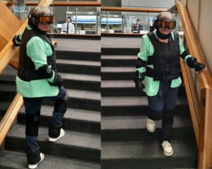 ViLE Frau im Alterssimulationsanzug die Treppen steigt