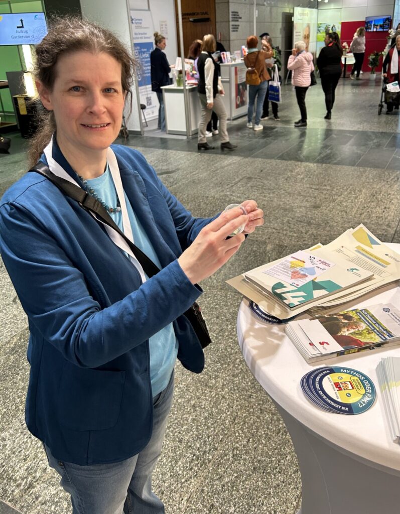 Frau am Infostand