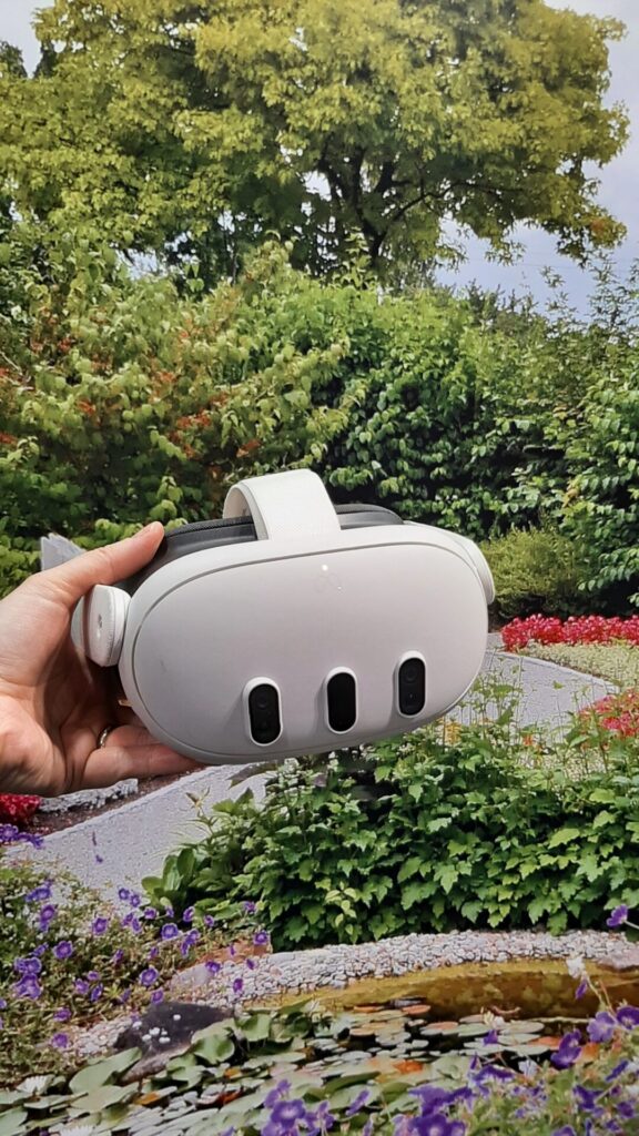 VR Brille vor einem Erinnerungsgarten.